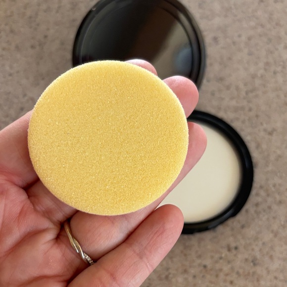 Farmasi Make Up Compact Transparent Powder - Picture 3 of 5